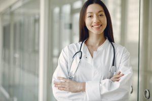 Dottore sorridente in ospedale